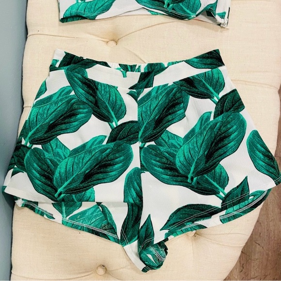 Show me your mumu! Palm leaf 2 piece crop top and shorts set size medium! - Picture 6 of 6